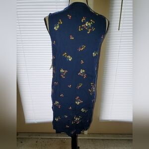 Navy blue floral maxi dress with V-neckline and tie-back detail #boho #maxidress